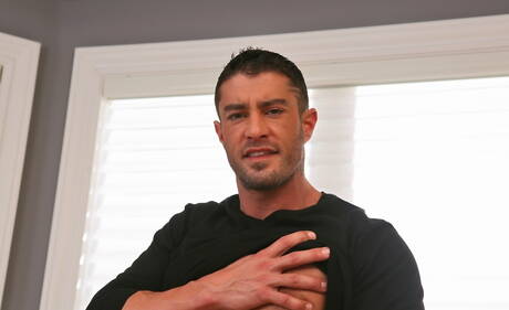 Der amerikanische Muskelprotz Cody Cummings posiert nackt und zeigt seinen Hintern