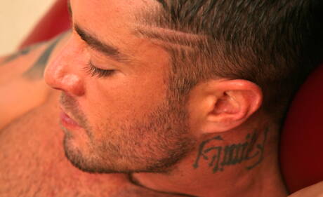 Der amerikanische Muskelprotz Cody Cummings posiert nackt und zeigt seinen Hintern