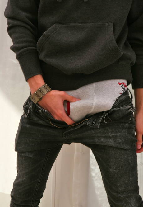 美國年輕帥哥 Anderson Lovell 和年輕 Wesley Crow 在吸吮和拳交後進行屁股性交