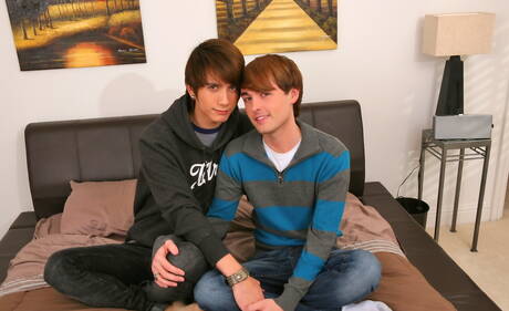 美國年輕帥哥 Anderson Lovell 和年輕 Wesley Crow 在吸吮和拳交後進行屁股性交