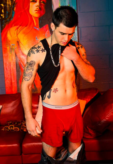 Le super étalon latino Trevor Wright se branle la bite