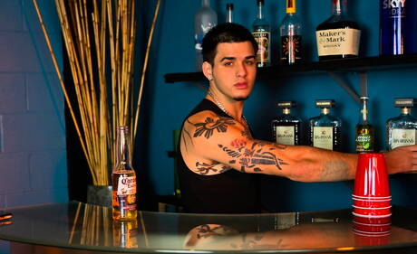 Le super étalon latino Trevor Wright se branle la bite