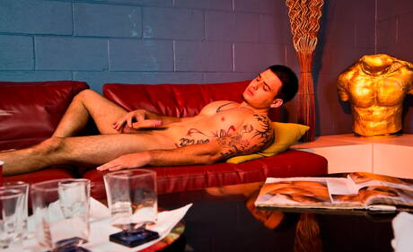 Le super étalon latino Trevor Wright se branle la bite