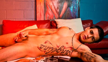 Le super étalon latino Trevor Wright se branle la bite