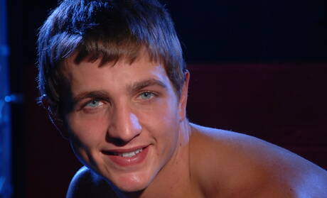 美國帥哥 Marcus Mojo 裸體擺造型，秀出漂亮屁股