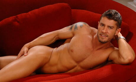 Amerykański muskularny Cody Cummings pozuje nago i pokazuje ładny tyłek