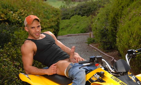 Der schwarze Otter Austin Wilde posiert nackt und zeigt seinen heißen Arsch im Freien