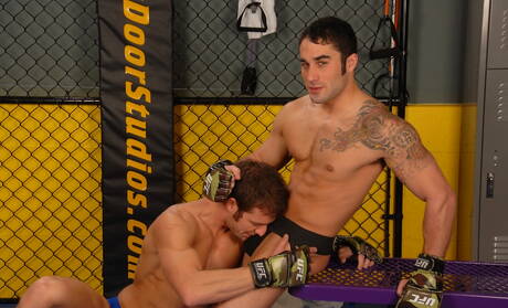 Gorący Amerykanie, krzepki facet Samuel Otoole i siłacz Kevin Crows uprawiają dobry seks oralny