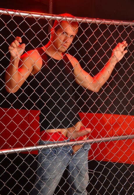 Amerykański twardziel Brandon Lewis rozbiera się i pokazuje gorący tyłek