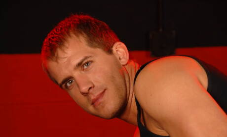 Amerykański twardziel Brandon Lewis rozbiera się i pokazuje gorący tyłek