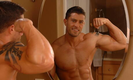 Amerykański muskularny Cody Cummings pozuje nago i pokazuje jędrne pośladki w łazience