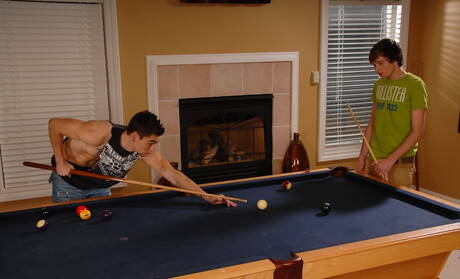 Amerykański przystojniak Johnny Torque i przystojniak Jake White w scenie obciągania