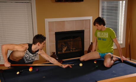 Amerykański przystojniak Johnny Torque i przystojniak Jake White w scenie obciągania