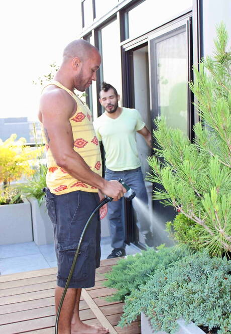 Der starke Latino Lawson Kane und der lateinamerikanische Hengst Draven Torres lieben sich im Freien