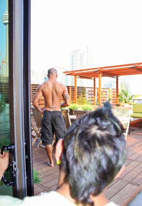 Der starke Latino Lawson Kane und der lateinamerikanische Hengst Draven Torres lieben sich im Freien