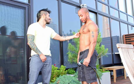 Der starke Latino Lawson Kane und der lateinamerikanische Hengst Draven Torres lieben sich im Freien