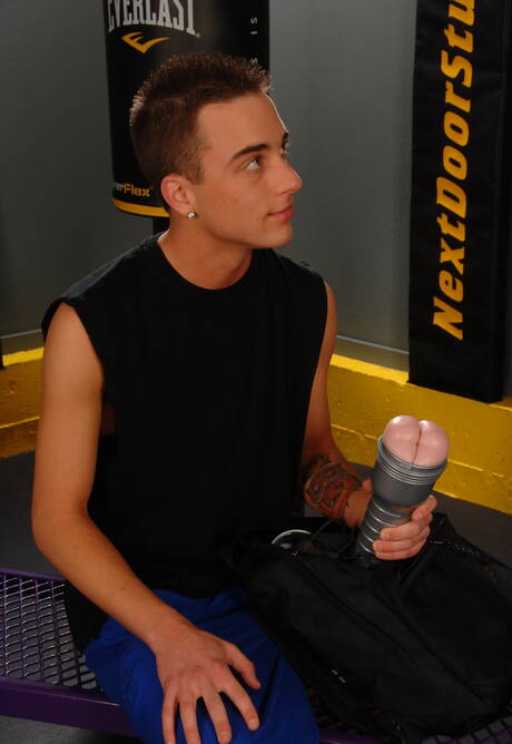 El jovencito americano Jason North y el joven Austin Trip se chupan y follan mutuamente