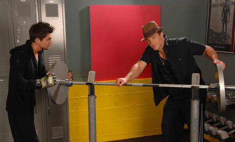 Trystan Bull, un husky canadien, et Johnny Torque, un Américain costaud, dans une scène de fellation