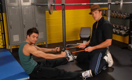 Trystan Bull, un husky canadien, et Johnny Torque, un Américain costaud, dans une scène de fellation