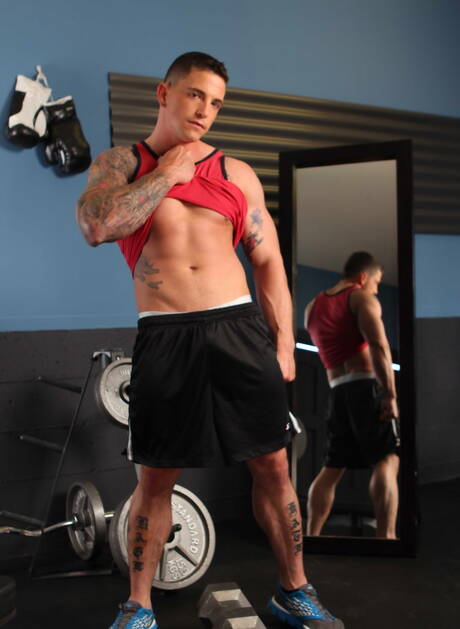 Amerikaanse superstud Slate Steele kleedt zich uit en laat zijn hete kont zien