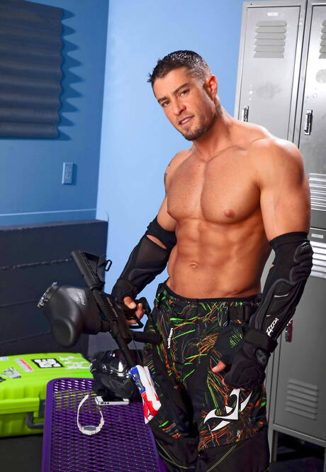 Il super stallone americano Cody Cummings posa nudo e mostra un bel culo