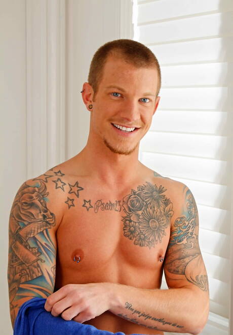 Il bel ragazzo americano Jaxon Colt si masturba con un giocattolo sessuale