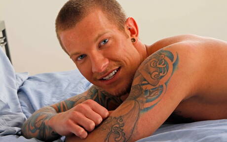 Il bel ragazzo americano Jaxon Colt si masturba con un giocattolo sessuale