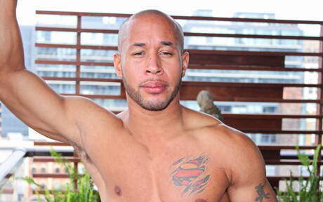 Latynoski superstudent Lawson Kane pokazuje umięśnione ciało