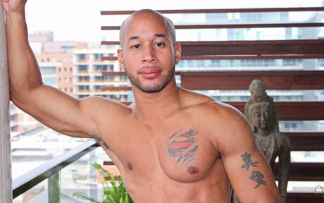 Latynoski superstudent Lawson Kane pokazuje umięśnione ciało