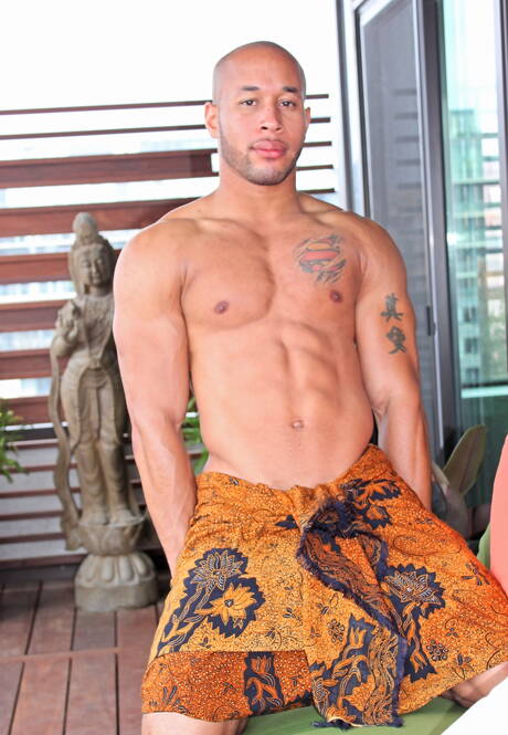 Latynoski superstudent Lawson Kane pokazuje umięśnione ciało