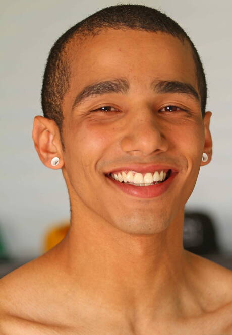 Latynoski młody chłopak Jake Farren i gorący młodzieniec Brayden Michaels ruchają się w dupę po obciąganie