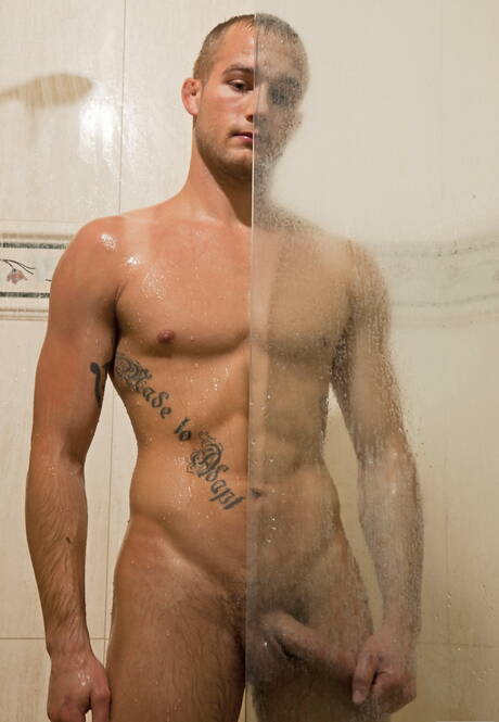 Gespierde Edward Prince kleedt zich uit en laat zijn mooie kont zien in de badkamer