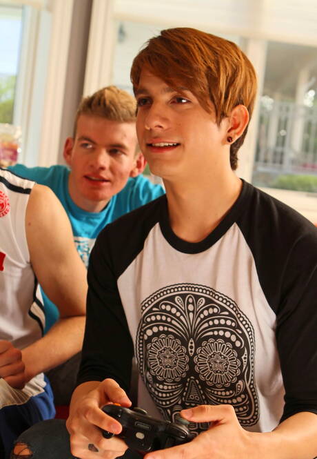 性感男孩 Anderson Lovell、Mark Gabriel 和 Cody Parker 互相吸吮和操弄