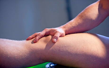 Amerykański muskularny James Huntsman rozbiera się i pokazuje ciasny tyłek