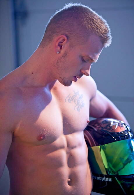 Amerykański muskularny James Huntsman rozbiera się i pokazuje ciasny tyłek