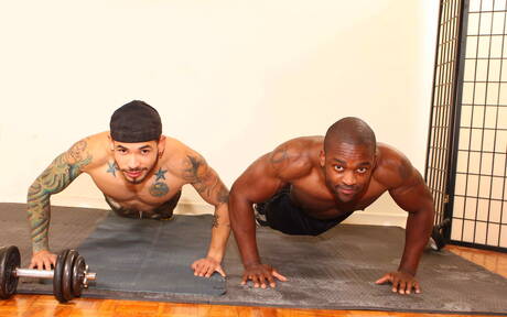 Der schwarze Bodybuilder Derek Reynolds und der kräftige Latino Draven Torres ficken nach dem Schwanzlutschen