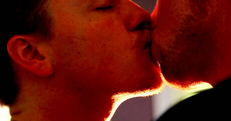 ホットなアメリカ人のタフガイ、ルーカス・ナイトとたくましいコナー・マグワイアが良いオーラルセックスをする