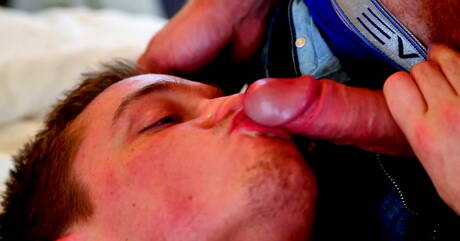 Les mecs américains sexy, le dur à cuire Lucas Knight et le costaud Connor Maguire ont une bonne fellation