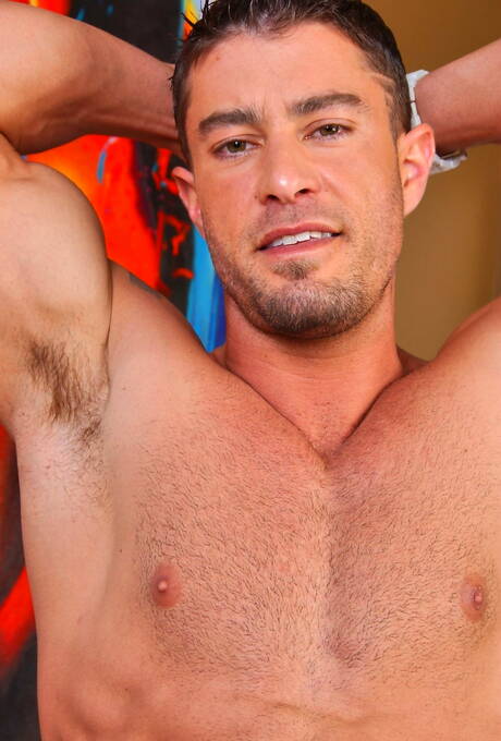 Le husky américain Cody Cummings pose nu et montre son cul serré