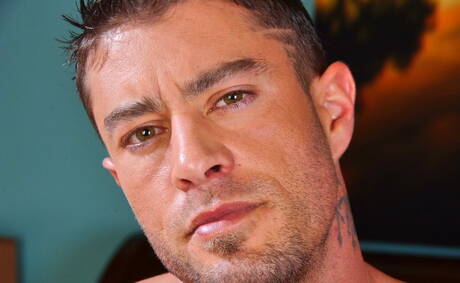 Le husky américain Cody Cummings pose nu et montre son cul serré