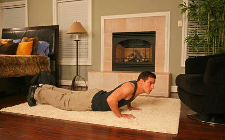 肌肉發達的 Sonny Nash 用他的雞巴打飛機