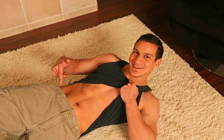 肌肉發達的 Sonny Nash 用他的雞巴打飛機