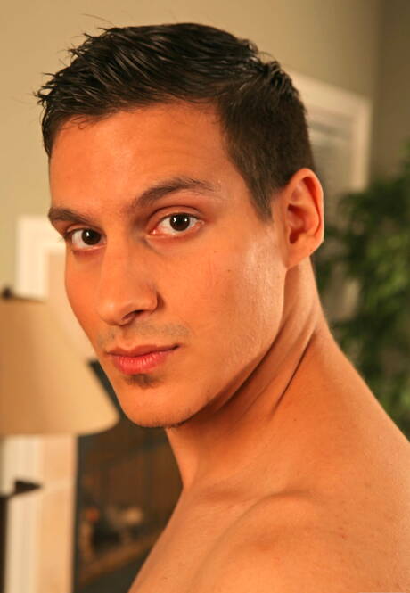 肌肉發達的 Sonny Nash 用他的雞巴打飛機