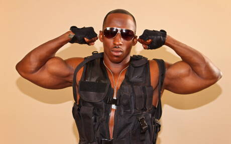 Ebbenhouten sterke stier Derek Jackson wordt naakt en laat zijn mooie kont zien