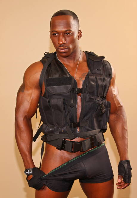 Ebbenhouten sterke stier Derek Jackson wordt naakt en laat zijn mooie kont zien