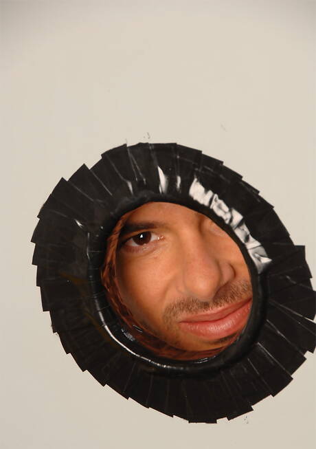 El semental peludo estadounidense Donny Wright se desnuda y muestra su culo apretado en el baño