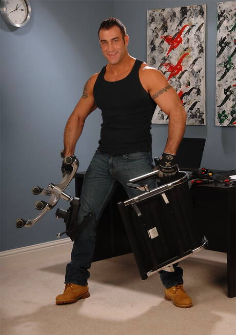 Next Door Studios: 美國大力士斯賓塞·里德脫光衣服露出臀部