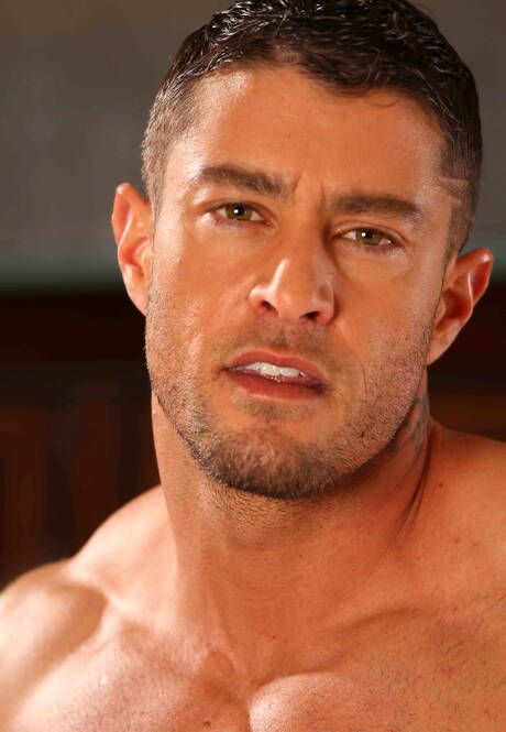 Il fusto americano Cody Cummings si masturba il cazzo