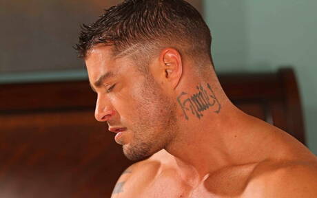 Il fusto americano Cody Cummings si masturba il cazzo