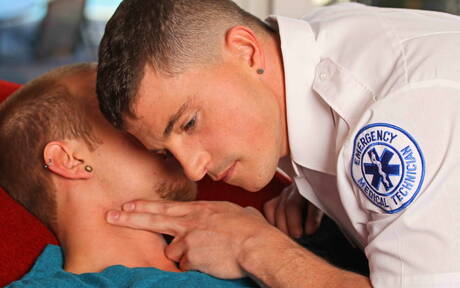 I bravi ragazzi americani Jaxon Colt e Slate Steele, entrambi ben fatti, si succhiano e si scopano a vicenda